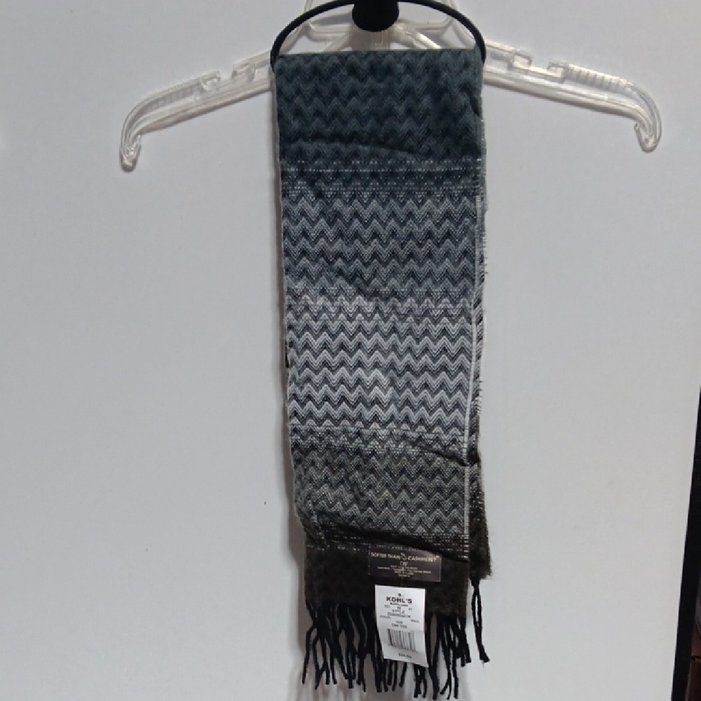 THINK XMAS GIFT Nwt..D&Y Black Chevron Scarf with Fringe (SKU 543)